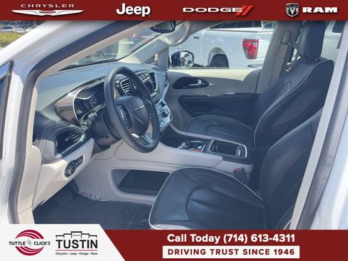 Used 2023 Chrysler Pacifica Limited FWD image 24