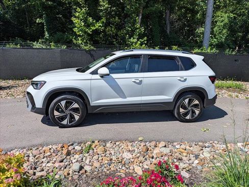 Used 2025 Volkswagen Taos SE AWD/4WD image 2