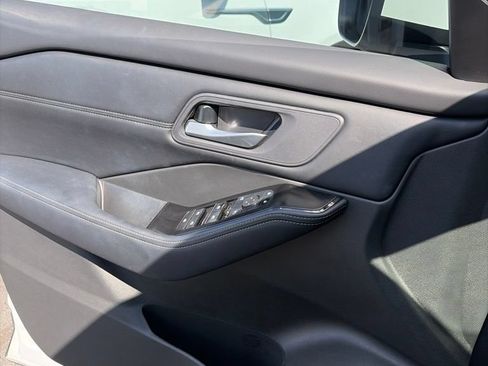 Used 2025 Nissan Rogue SV w/ SV Premium Package FWD image 11