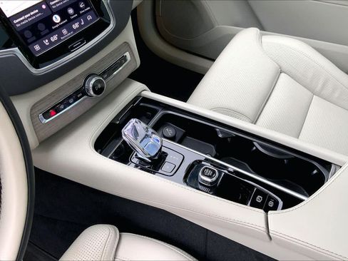Used 2024 Volvo XC90 T8 Ultimate w/ Lounge Package AWD/4WD image 17