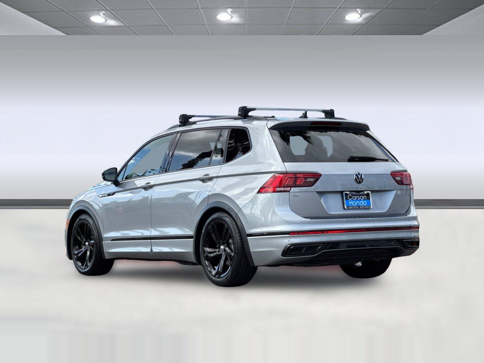 Used 2023 Volkswagen Tiguan SE R-Line FWD image 3