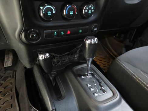 Used 2014 Jeep Wrangler Unlimited Sahara image 23