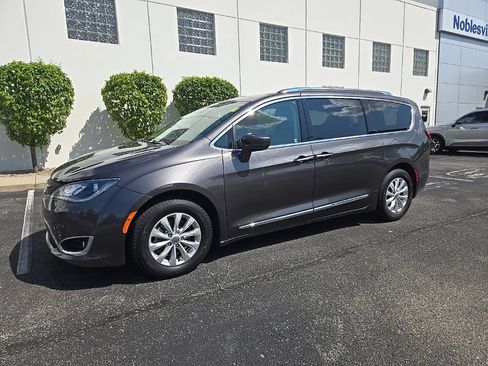 Used 2019 Chrysler Pacifica Touring-L FWD image 54