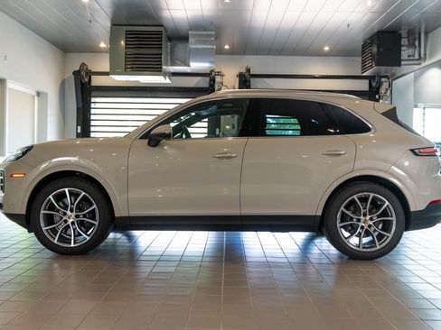 Certified 2025 Porsche Cayenne AWD/4WD image 2