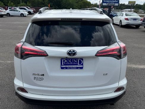 Used 2018 Toyota RAV4 LE FWD image 6