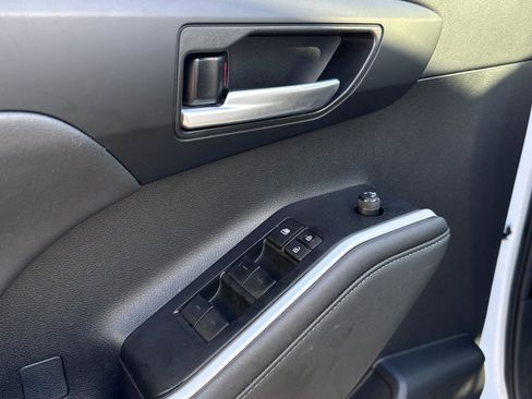 Used 2023 Toyota Highlander XLE image 14
