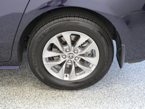 Used 2026 Toyota Sienna XLE FWD image 9