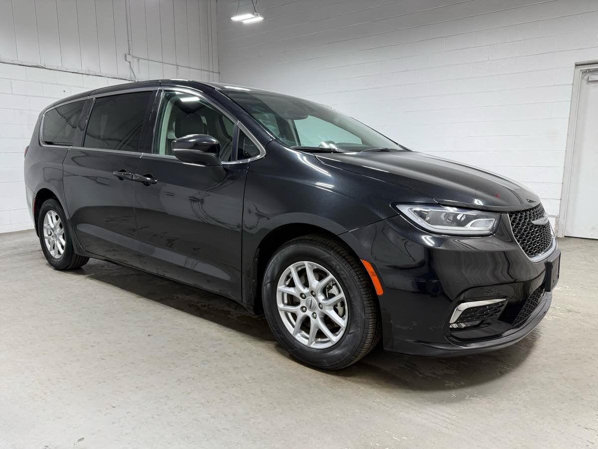 Used 2023 Chrysler Pacifica Touring-L FWD image 3