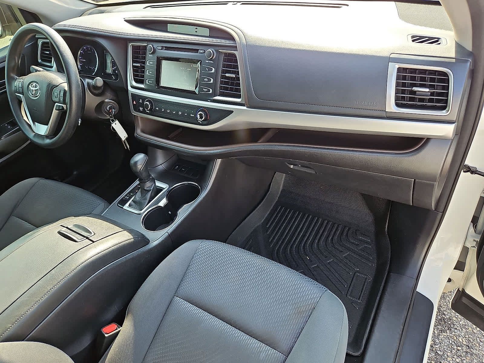 Used 2017 Toyota Highlander LE FWD image 32