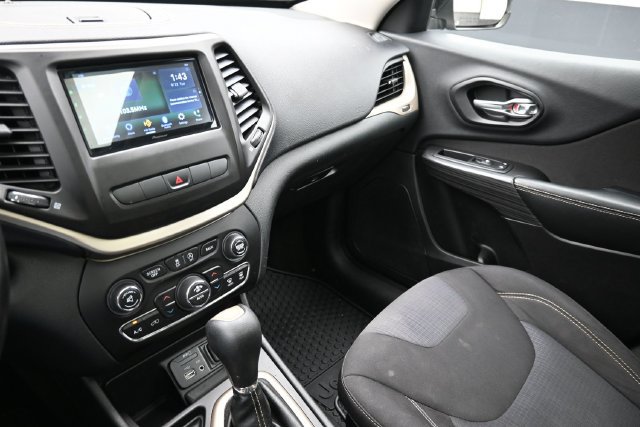 Used 2015 Jeep Cherokee Latitude w/ Comfort/Convenience Group FWD image 30