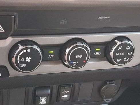 Used 2019 Toyota Tacoma SR5 AWD/4WD image 14