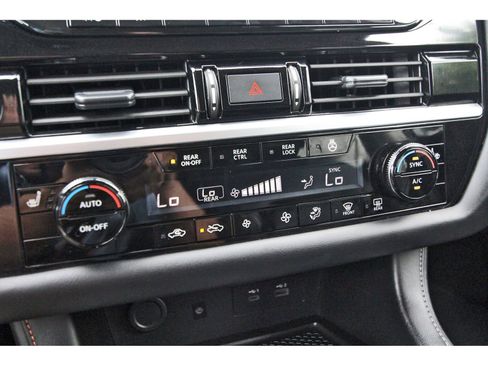 Used 2024 Nissan Pathfinder SL FWD image 27