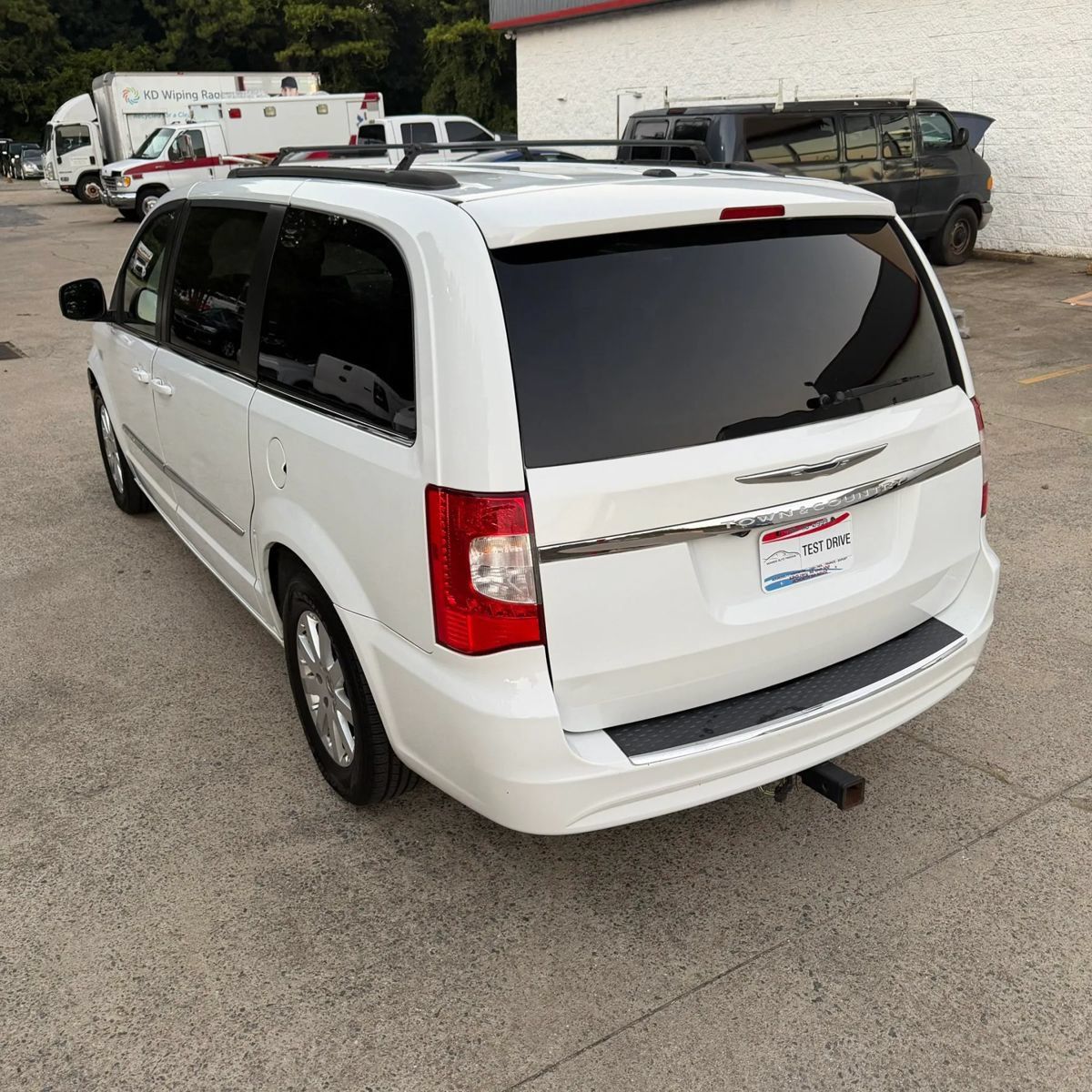 Used 2014 Chrysler Town & Country Touring FWD image 5