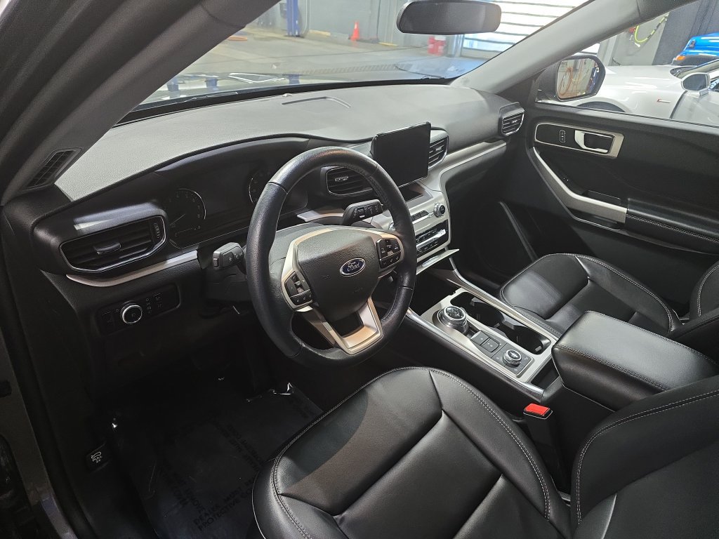 Used 2023 Ford Explorer XLT w/ Equipment Group 202A AWD/4WD image 18