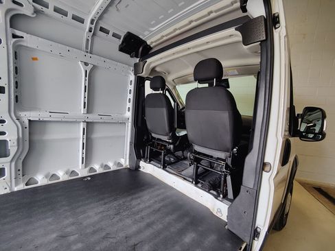 Used 2024 RAM ProMaster 2500 w/ Convenience Group FWD image 11