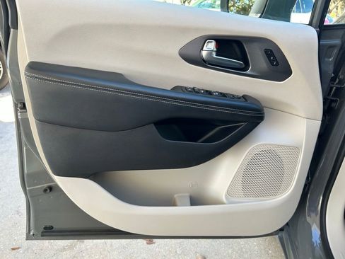 Used 2022 Chrysler Pacifica Touring-L image 17