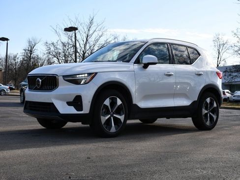 Certified 2025 Volvo XC40 B5 Plus image 3