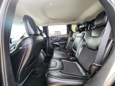 Used 2019 Jeep Cherokee Latitude Plus w/ Cold Weather Group AWD/4WD image 18