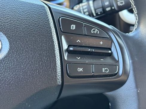 Used 2023 Hyundai Venue Limited image 19