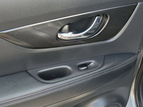 Used 2018 Nissan Rogue SV w/ Premium Package FWD image 10