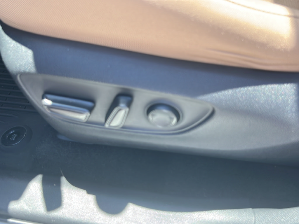 Used 2022 Toyota RAV4 XLE w/ Convenience Package FWD image 18