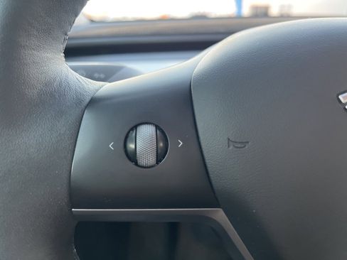 Used 2022 Tesla Model Y Long Range image 24