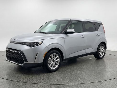 Used 2025 Kia Soul LX w/ LX Technology Package FWD image 3