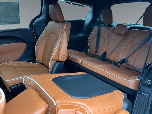New 2026 Chrysler Pacifica Pinnacle image 13