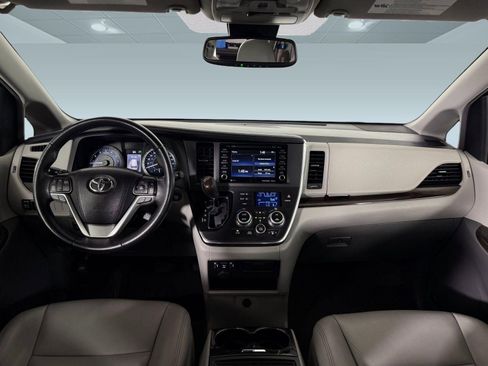 Used 2019 Toyota Sienna XLE FWD image 14