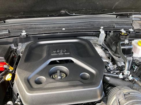 Used 2025 Jeep Wrangler Sahara image 32