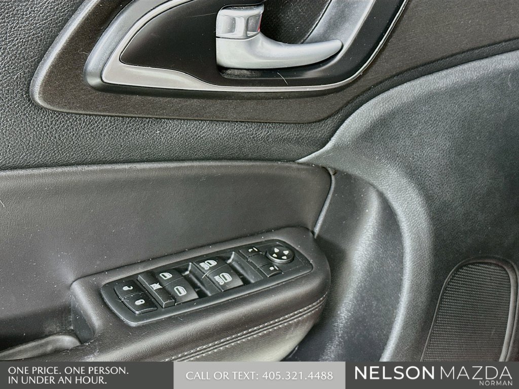 Used 2017 Chrysler 200 Limited Platinum FWD image 19