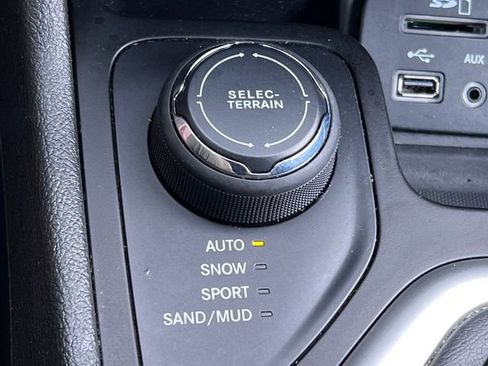Used 2014 Jeep Cherokee Latitude AWD/4WD image 9