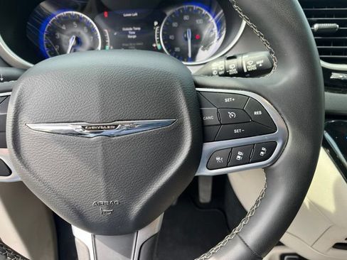 Used 2023 Chrysler Pacifica Touring-L FWD image 19