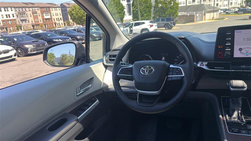 Used 2021 Toyota Sienna XLE AWD/4WD image 26