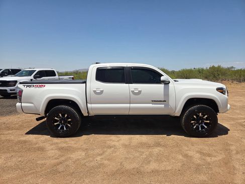 Used 2020 Toyota Tacoma TRD Sport w/ TRD Premium Sport Package AWD/4WD image 5