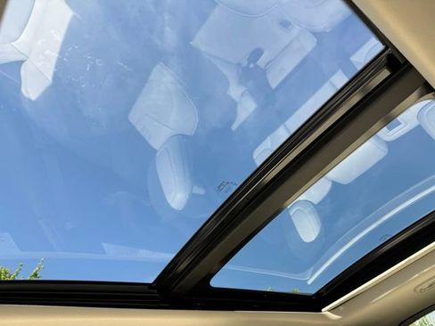 Used 2017 Jeep Cherokee Overland w/ Technology Group image 33