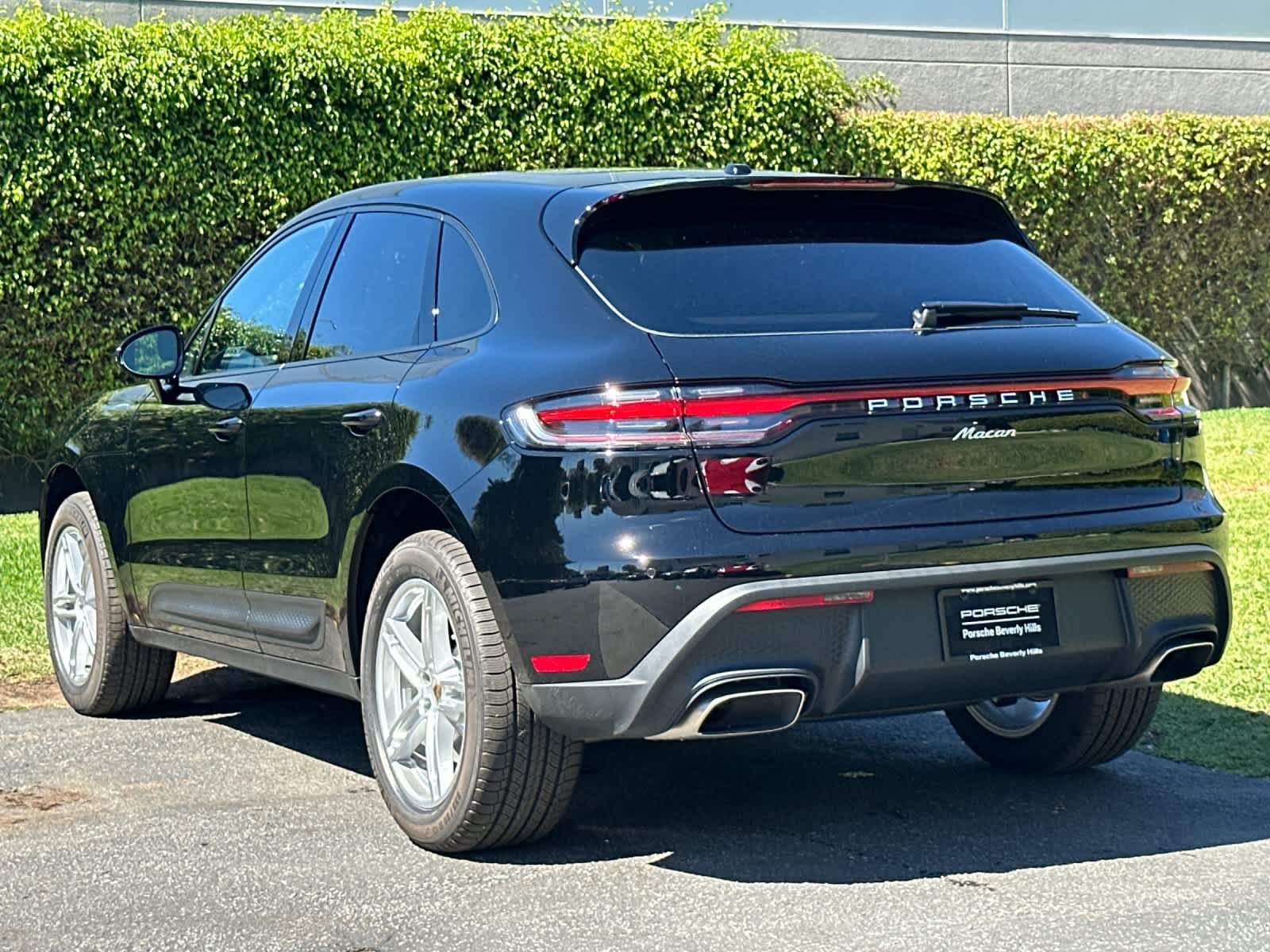 Certified 2025 Porsche Macan AWD/4WD image 3