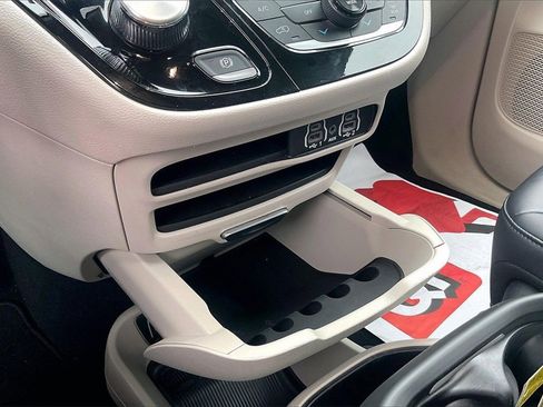 Used 2024 Chrysler Pacifica Touring-L image 22