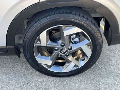 Certified 2022 Hyundai Venue SEL FWD image 8