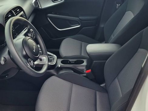 Used 2025 Kia Soul LX w/ LX Technology Package FWD image 9
