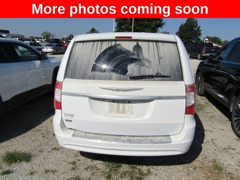 Used 2016 Chrysler Town & Country Touring FWD image 4