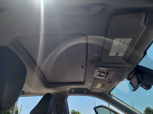 Used 2023 Toyota Highlander XLE FWD image 33