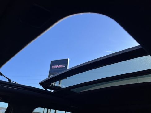 Used 2024 GMC Yukon SLT w/ SLT Luxury Package image 17