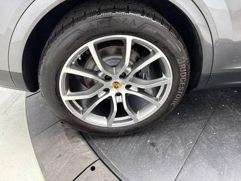 Certified 2024 Porsche Cayenne AWD/4WD image 16