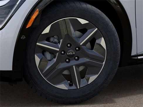 New 2025 Kia EV6 Light w/ Light LR Technology Package image 9