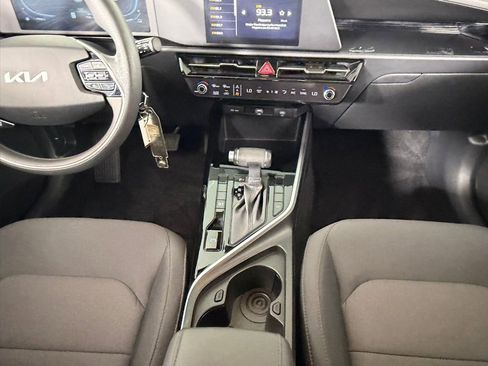 Used 2025 Kia Niro LX image 16