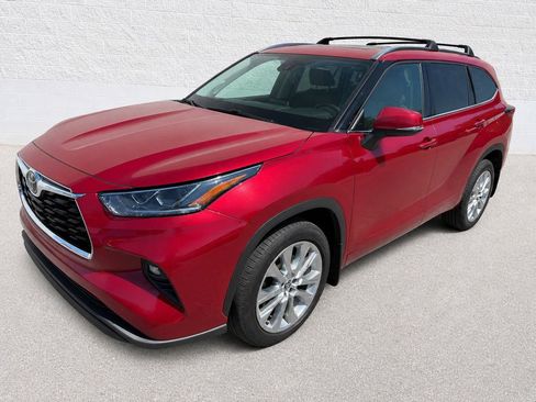 Used 2022 Toyota Highlander Limited FWD image 1