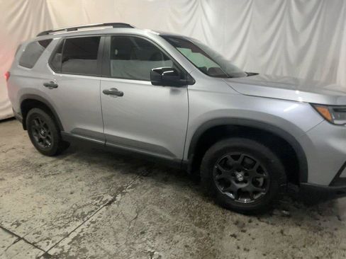 Used 2025 Honda Pilot TrailSport image 3