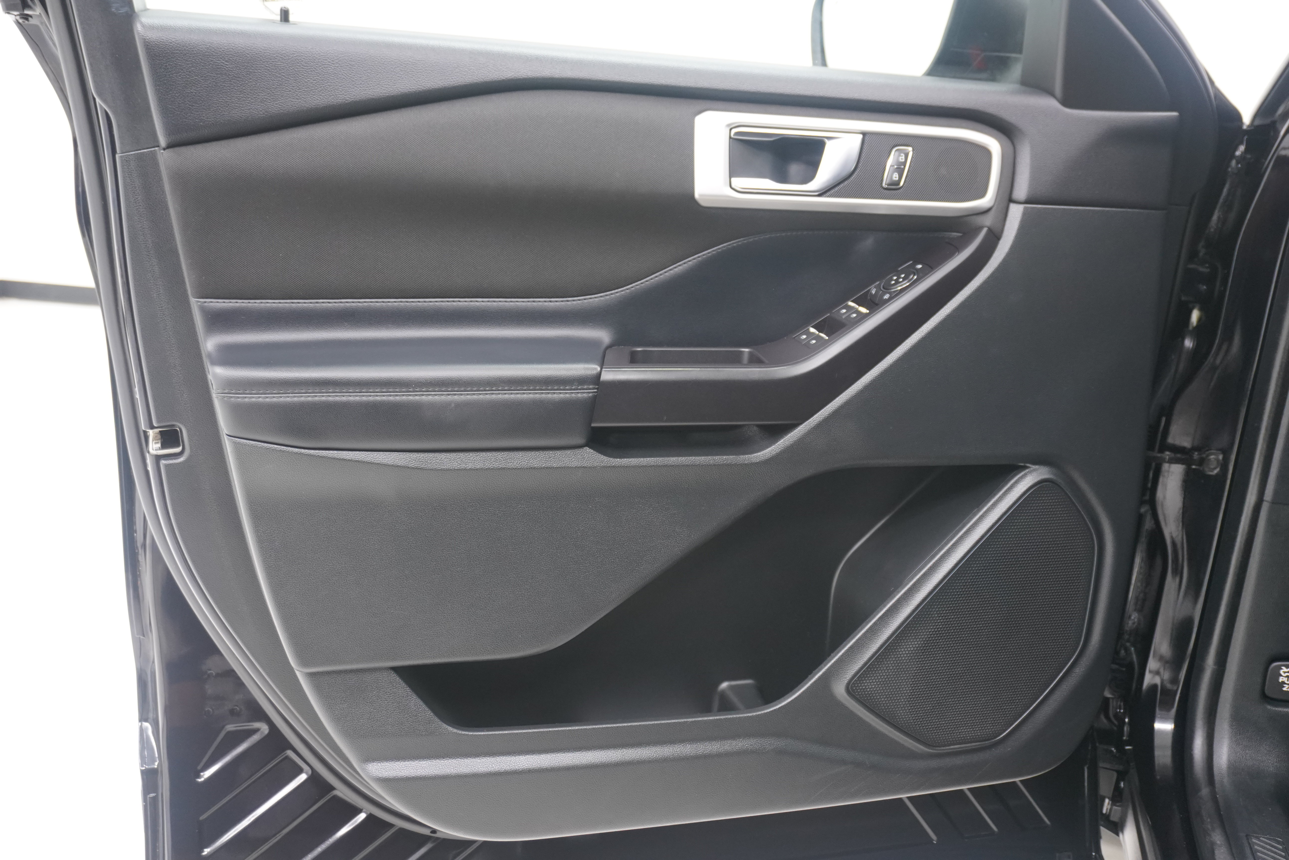 Used 2020 Ford Explorer XLT AWD/4WD image 15