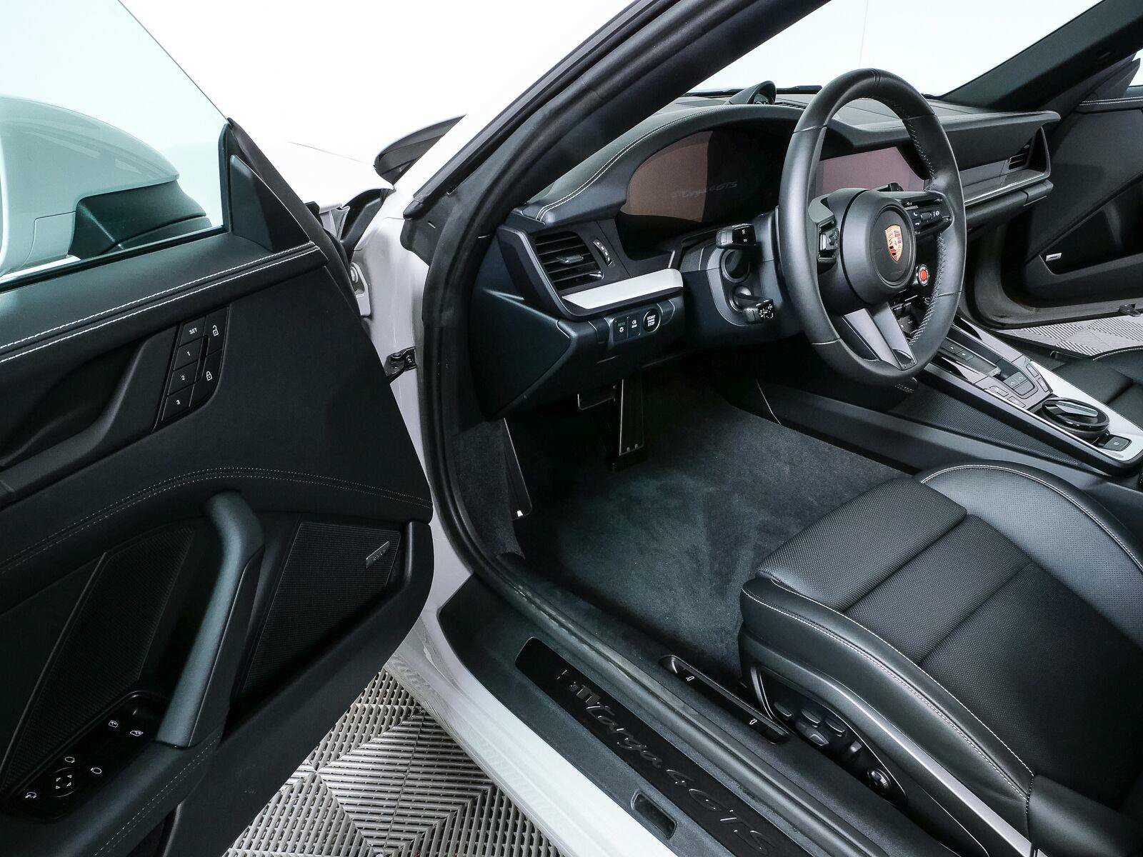 Certified 2026 Porsche 911 Targa 4 GTS AWD/4WD image 8